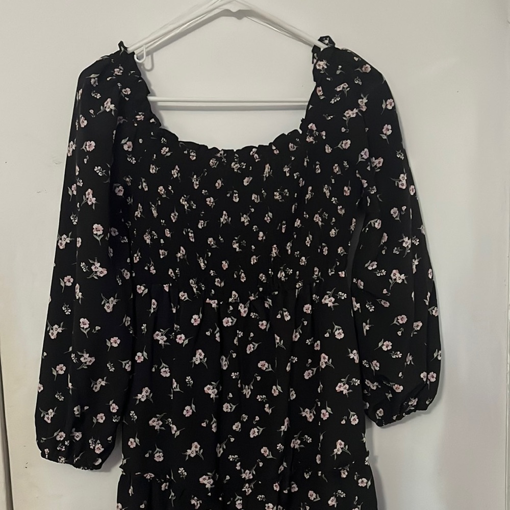 Knee length dress with long sleeves